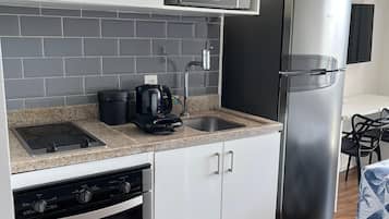 Huoneisto | Yksityinen keittiö | Jääkaappi, mikroaaltouuni, liesi, keittoastiat/astiat/ruokailuvälineet