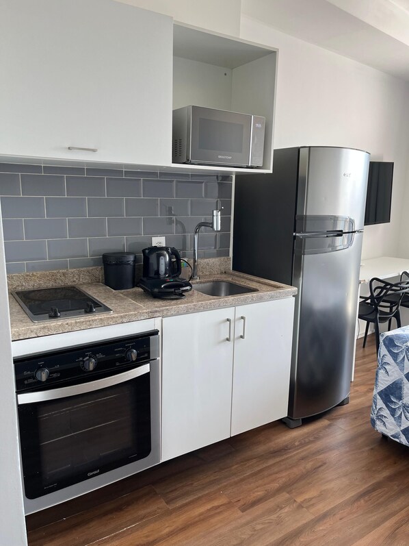 Apartamento | Cocina privada | Frigorífico, microondas, placa de cocina y utensilios de cocina