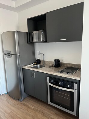 Căn hộ | Bếp riêng | Tủ lạnh, lò vi sóng, bếp nấu, dụng cụ nấu nướng/bát dĩa/dao nĩa