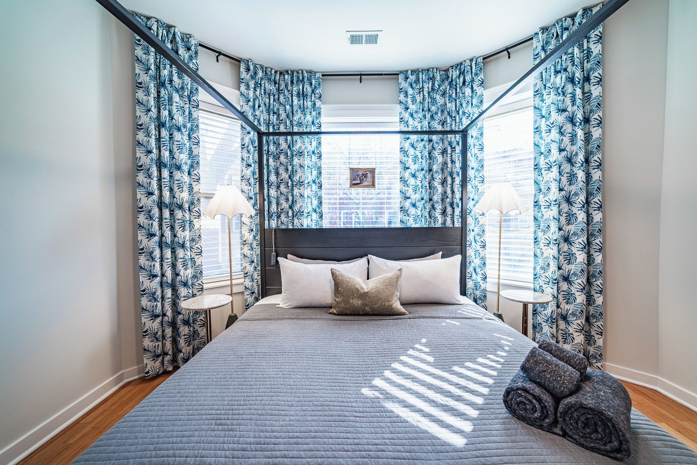 9 多间卧室、熨斗/熨衣板、上网接入、床单