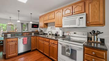 Geladeira, micro-ondas, fogão, cooktop