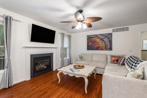 Smart-tv, pejs, bordtennisbord, bøger