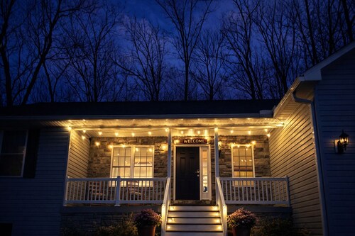 Spacious 4BR Forest Retreat Deck Games in Mountain Resort