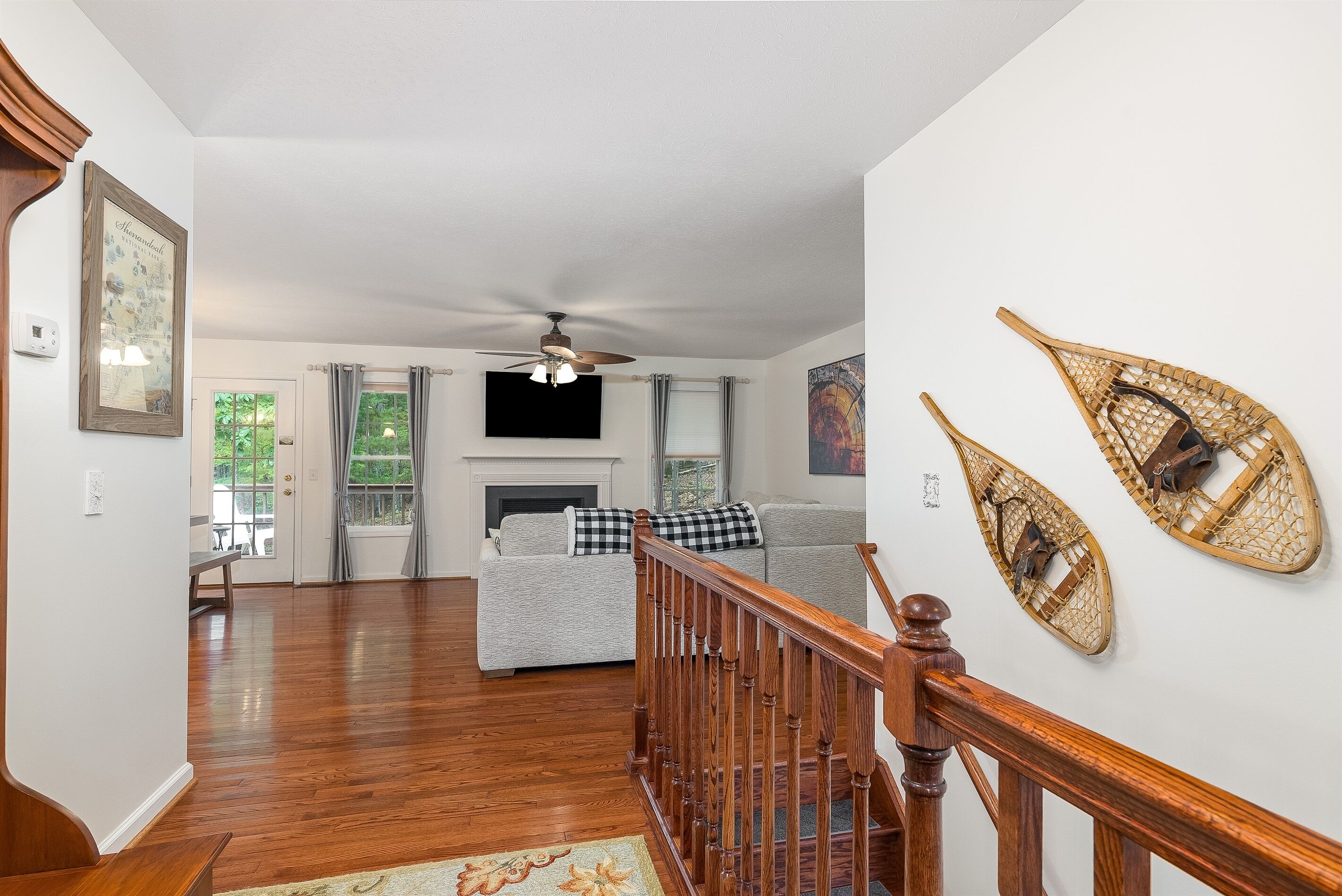 Smart-TV, Kamin, Tischtennisplatte, Bücher