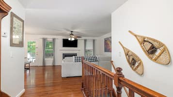 Smart TV, fireplace, table tennis