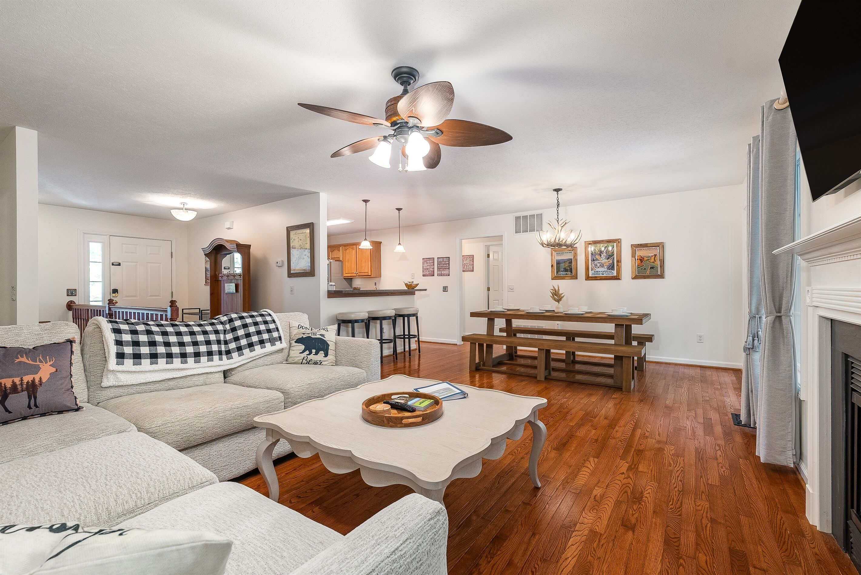 Smart TV, chimenea, tenis de mesa y libros 