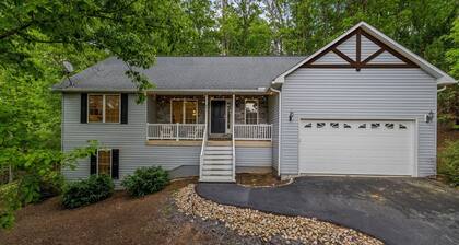 Ridgehaven Retreat | Cozy Cabin Near Shenandoah w/ Firepit & Games