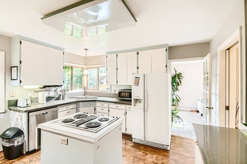 Charming 2-bedroom single level house close to PDX, Edgefield and Mt Hood