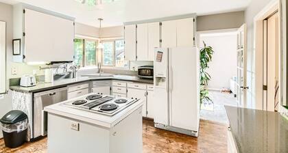 Charming 2-bedroom single level house close to PDX, Edgefield and Mt Hood