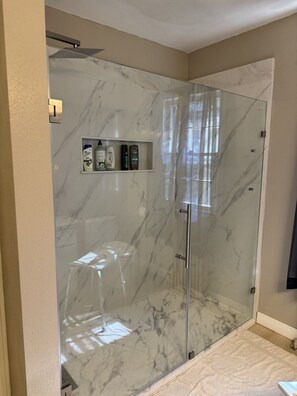 Shower, hair dryer, towels, soap - Charming 2-bedroom single level house close to PDX, Edgefield and Mt Hood (Portland)