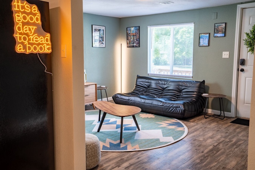 Cozy Book Nook Bungalow | Modern Comfort + Retro Charm - Springfield, MO