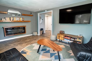 Living area - Cozy Book Nook Bungalow | Modern Comfort + Retro Charm (Springfield)