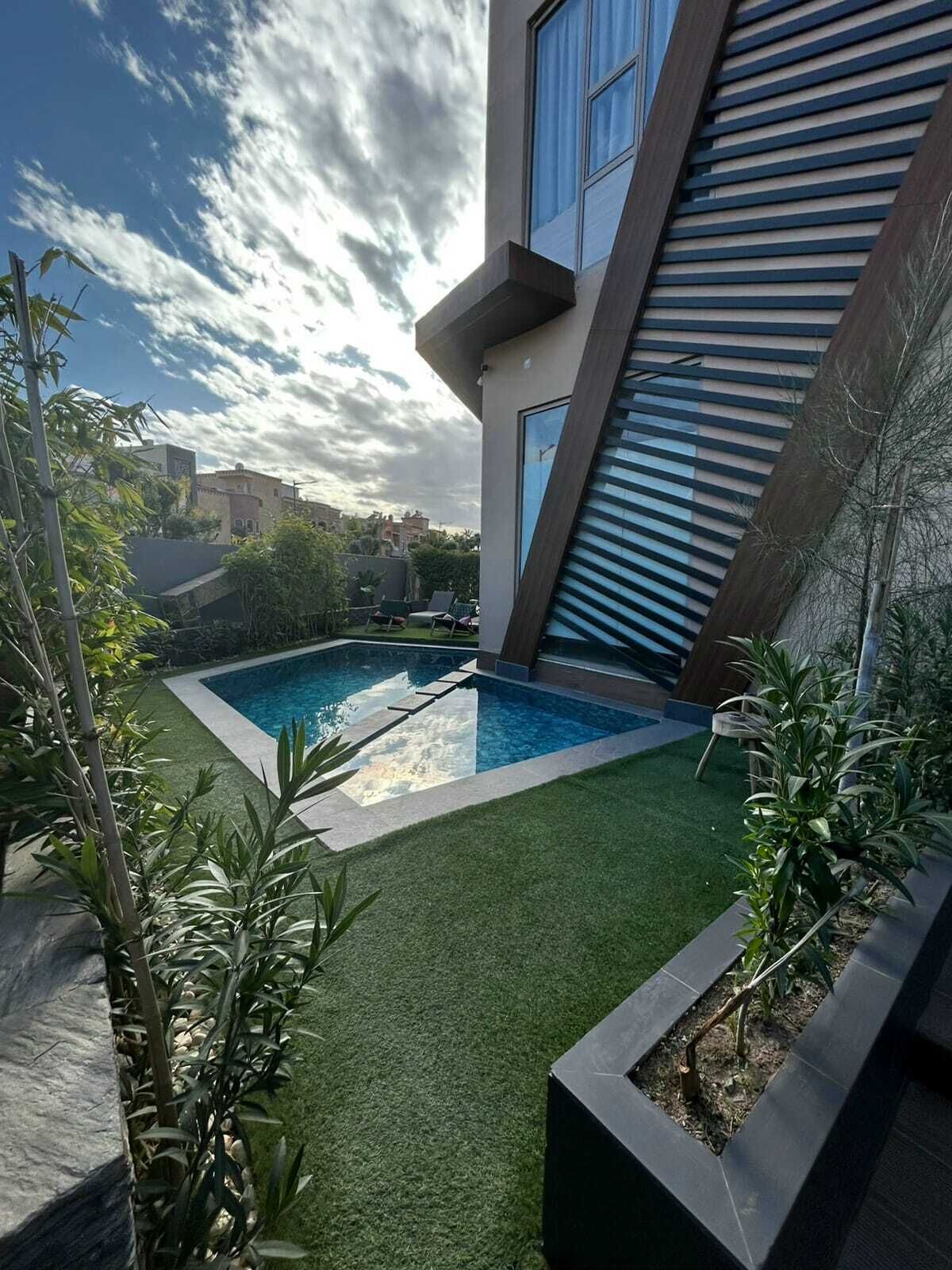 12 buitenzwembaden en ligstoelen