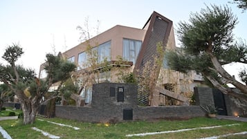 Vista frontal de la propiedad