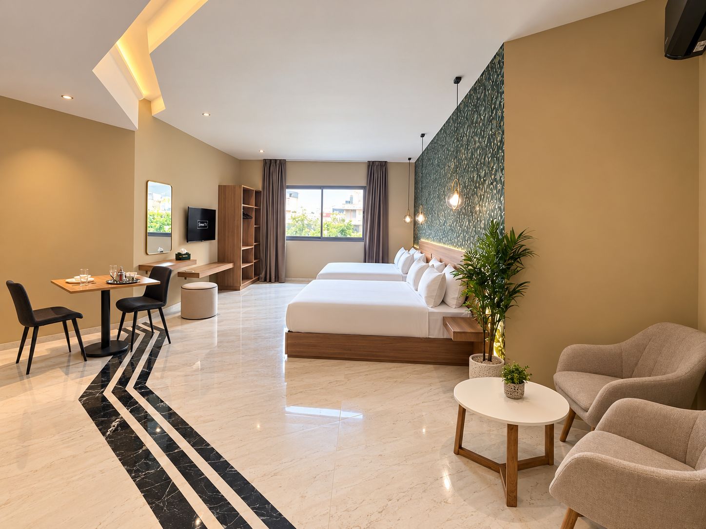 Une chambre d’hôtel moderne équipée d’un lit, d’un coin salon, d’une télévision et offrant une vue sur l’extérieur.