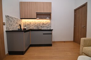Comfort Suite | Private kitchen | Mini-fridge, coffee/tea maker, electric kettle