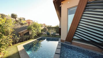 Piscina externa, funciona das 8h às 20h, espreguiçadeiras