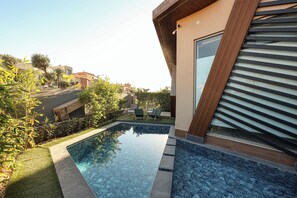 Outdoor pool, open 8:00 AM to 8:00 PM, pool loungers - La villa luxury suites (Marrakech)