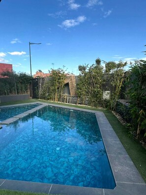 Außenpool, geöffnet von 08:00 Uhr bis 20:00 Uhr, Liegestühle