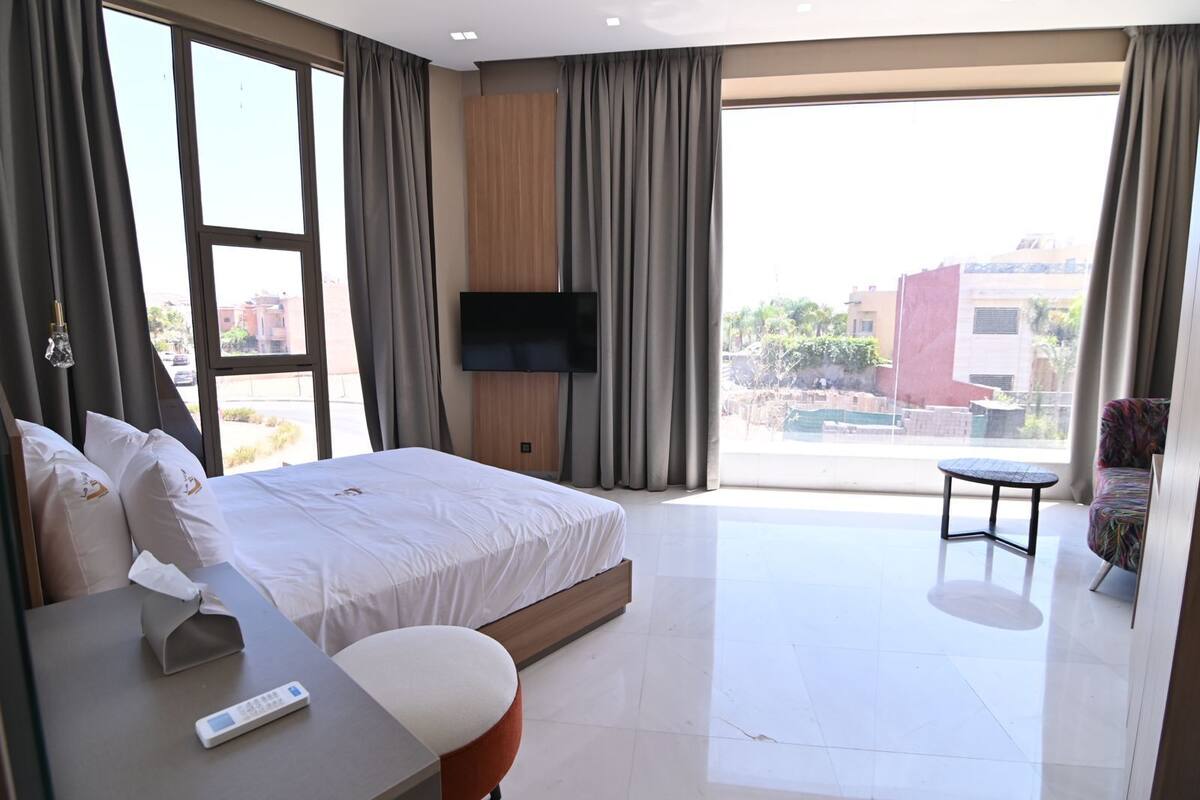 Habitació doble Deluxe, vistes a la piscina | Caixa forta a l'habitació, cortines opaques i planxa i posts de planxar