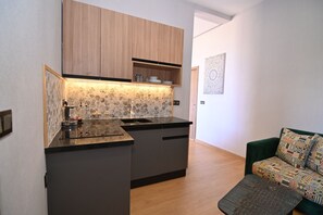 Premium-Suite | Eigene Küche | Mini-Kühlschrank, Wasserkocher mit Kaffee-/Teezubehör, Wasserkocher