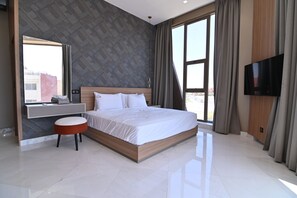 Kahden hengen deluxe-huone, näköala uima-altaalle | Ylelliset vuodevaatteet, Tempur Pedic -patjalliset sängyt, minibaari