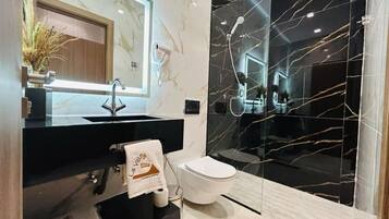 Phòng Suite dành cho gia đình | Phòng tắm | Buồng tắm vòi sen, máy sấy tóc, khăn tắm, xà phòng