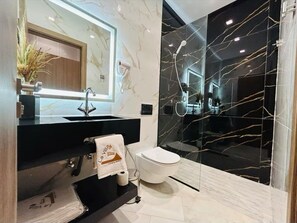 Familien-Suite | Badezimmer | Dusche, Haartrockner, Handtücher, Seife