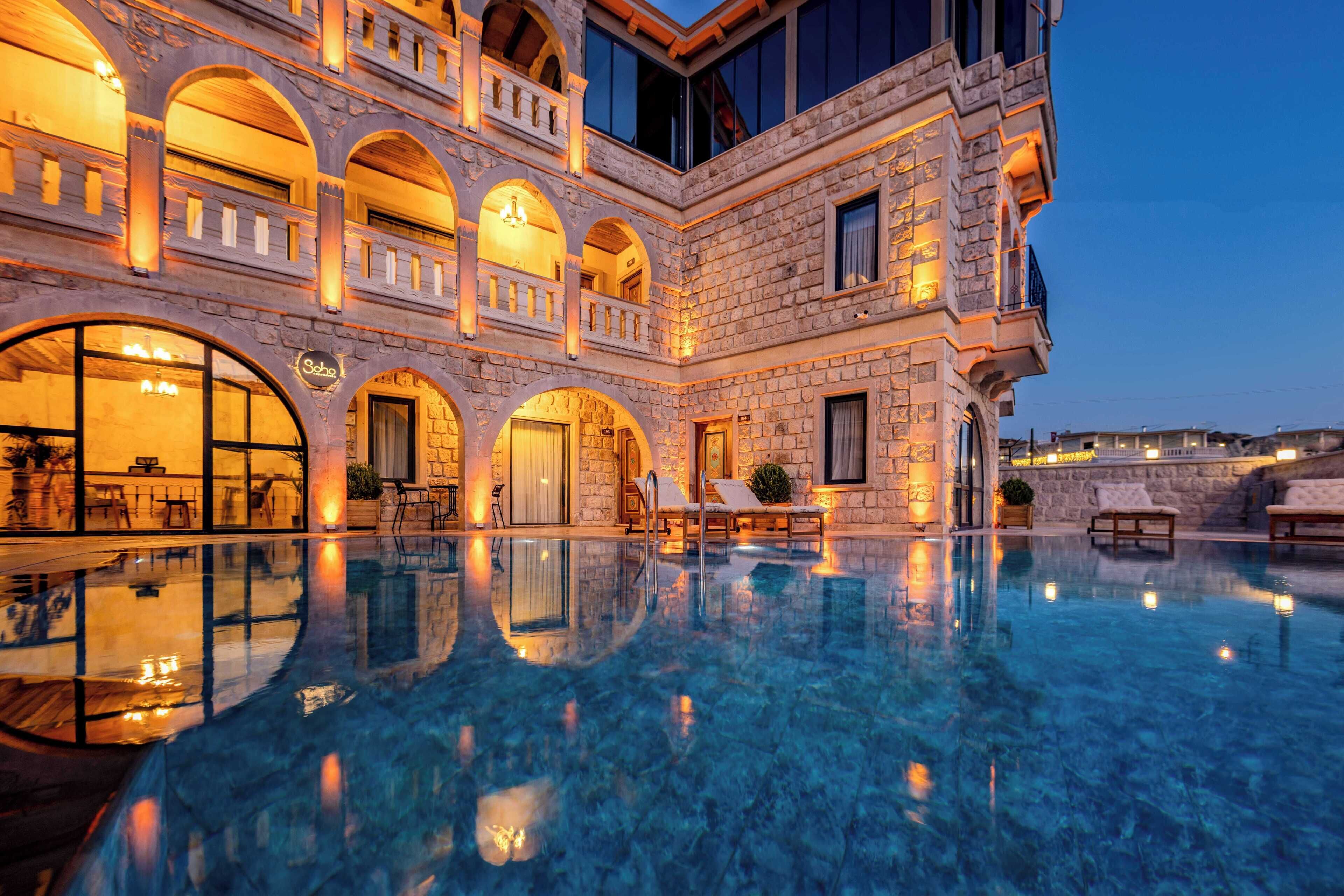 Una piscina al aire libre de temporada