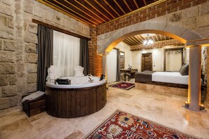 Chambre luxueuse, patio, vue sur la vallée | Literie de qualité, couette en duvet, lit avec matelas à plateau-coussin