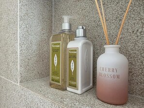 Ducha, secador de pelo, bidet, toallas