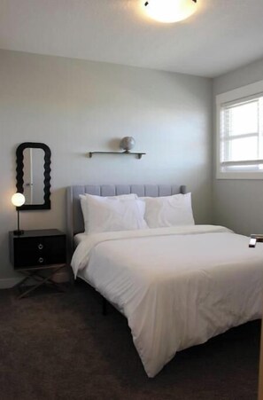 5 عدّة غرف نوم وخدمة الإنترنت وملاءات أسرّة