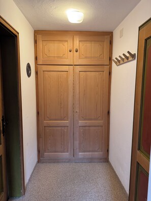 Værelse med 2 enkeltsenge - balkon - bjergudsigt | Pengeskab på værelset, gratis Wi-Fi, sengetøj