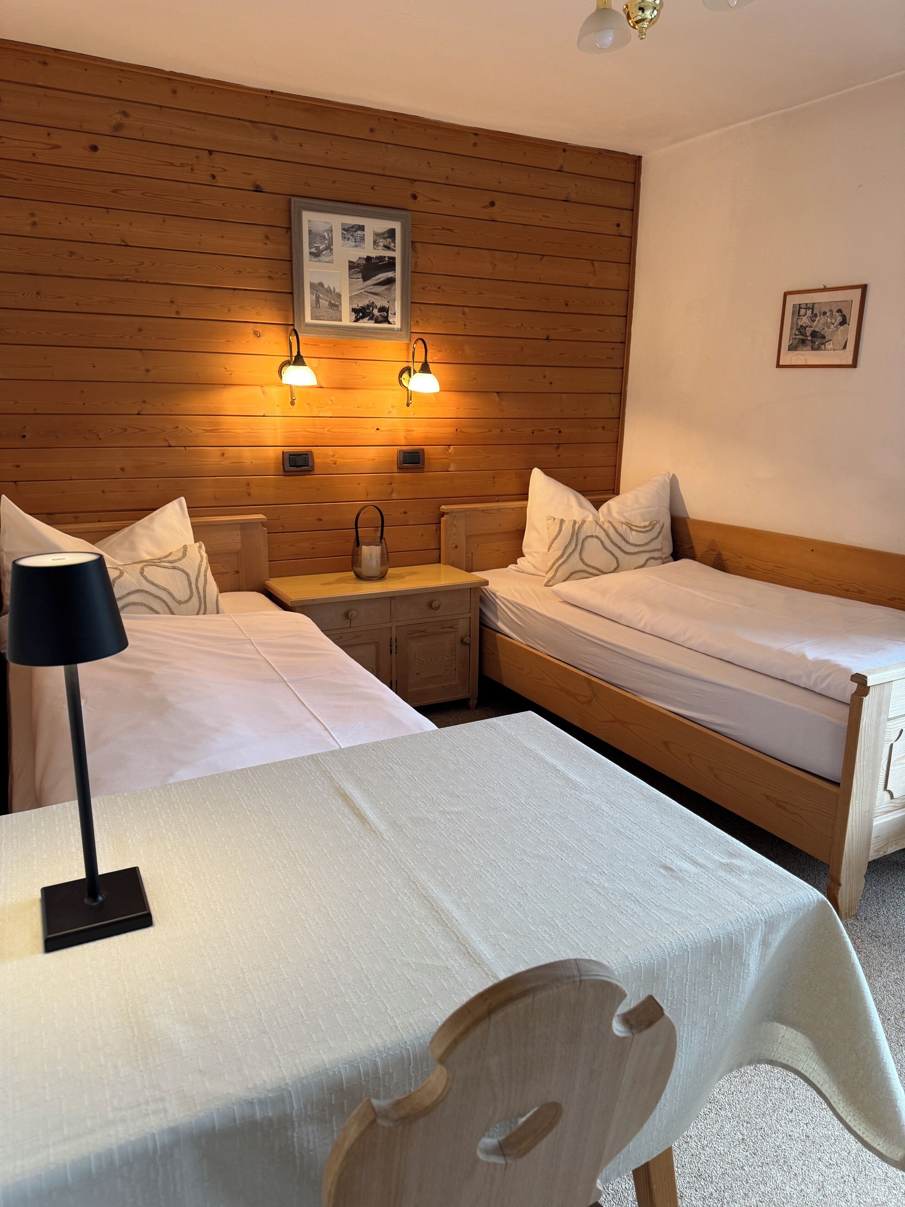 ツインルーム バルコニー マウンテンビュー | セーフティボックス (室内)、WiFi (無料)、ベッドシーツ