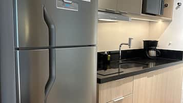 Studio | Private kitchen | Fridge, microwave, stovetop, cookware/dishes/utensils