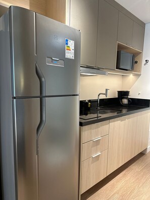 Studio | Private kitchen | Fridge, microwave, stovetop, cookware/dishes/utensils - TrevizZo Harmonia da Vila (São Paulo)