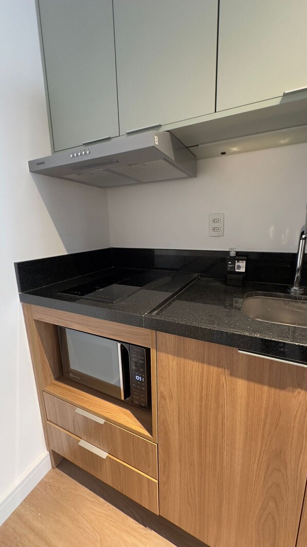 Studio | Private kitchen | Fridge, microwave, stovetop, cookware/dishes/utensils