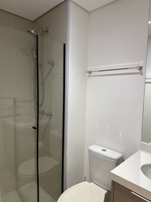 Estudio | Baño | Regadera, amenidades de baño gratuitas, toallas, jabón