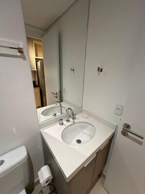 Monolocale | Bagno | Doccia, set di cortesia gratuito, asciugamani, sapone