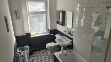Secadora de cabello, toallas, jabón, papel de baño