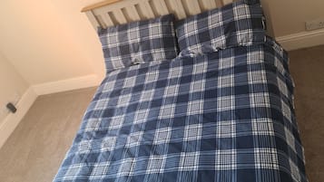 2 bedrooms, iron/ironing board, internet