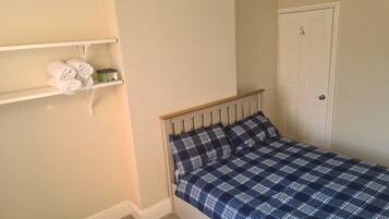 2 bedrooms, iron/ironing board, internet