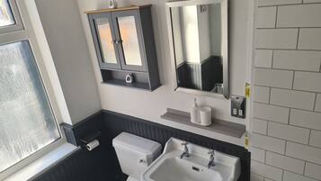 Haartrockner, Handtücher, Seife, Toilettenpapier