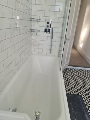 Haartrockner, Handtücher, Seife, Toilettenpapier