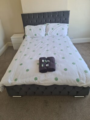 2 bedrooms, iron/ironing board, internet