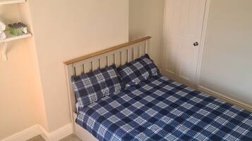 2 bedrooms, iron/ironing board, internet