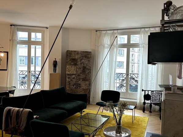 TV, fireplace, DVD player, books