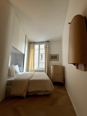 2 bedrooms, in-room safe, desk, iron/ironing board