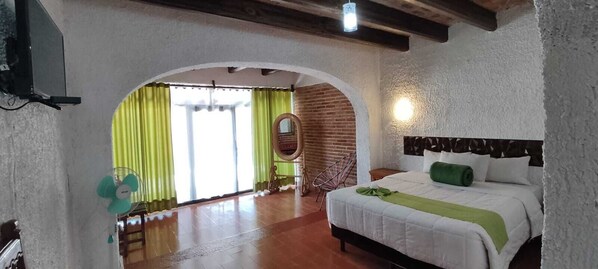 Chambre Confort, vue sur le jardin | Bureau, espace de travail pour ordinateurs portables