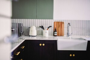 Four Ă micro-ondes, un four, surface de cuisson